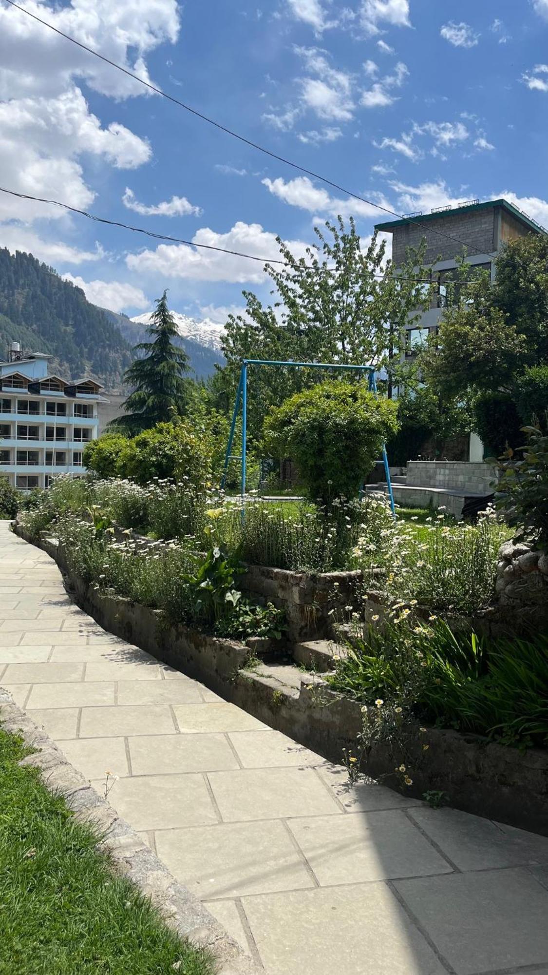 Tourist Hotel 10 Minutes Walking Distance From The Mall Manāli Exterior foto