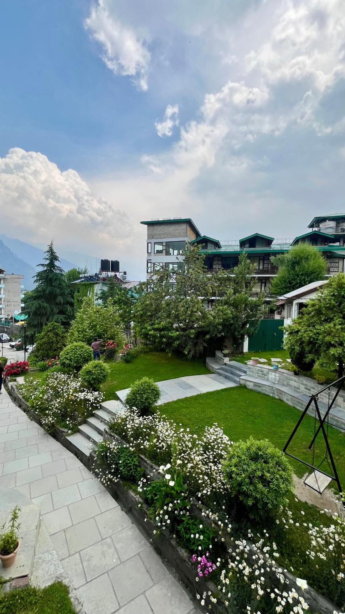 Tourist Hotel 10 Minutes Walking Distance From The Mall Manāli Exterior foto